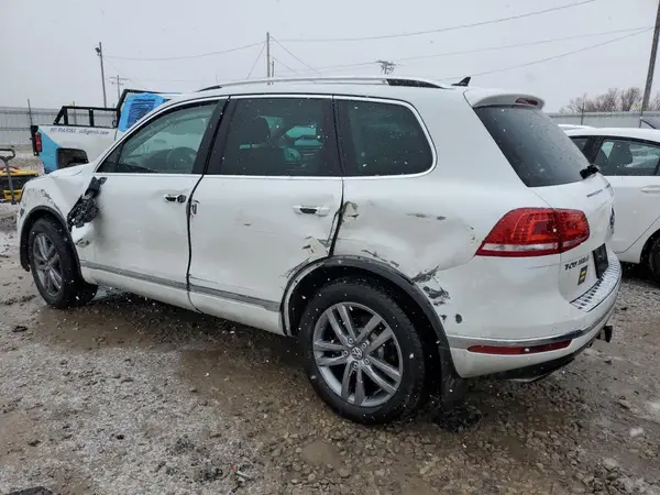 WVGEF9BP4GD011794 2016 VOLKSWAGEN TOUAREG - Image 2