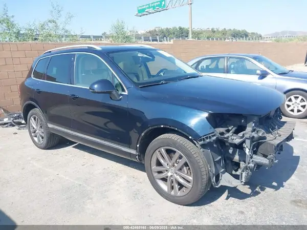WVGEF9BP7GD010252 2016 VOLKSWAGEN TOUAREG - Image 1