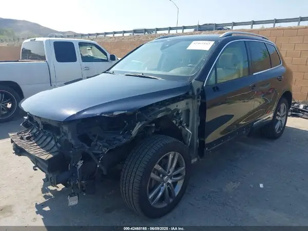 WVGEF9BP7GD010252 2016 VOLKSWAGEN TOUAREG - Image 2