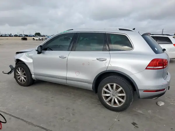 WVGEF9BP8GD010468 2016 VOLKSWAGEN TOUAREG - Image 2