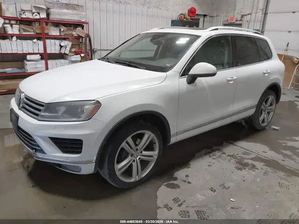WVGEF9BPXGD011685 2016 VOLKSWAGEN TOUAREG - Image 2