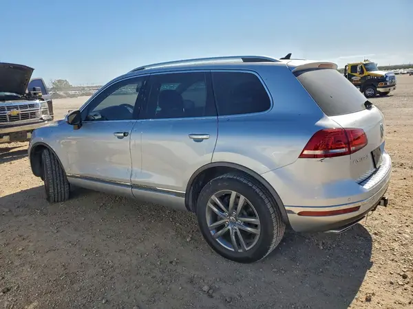 WVGEP9BP1GD005156 2016 VOLKSWAGEN TOUAREG - Image 2