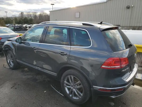 WVGEP9BP1GD007036 2016 VOLKSWAGEN TOUAREG - Image 2