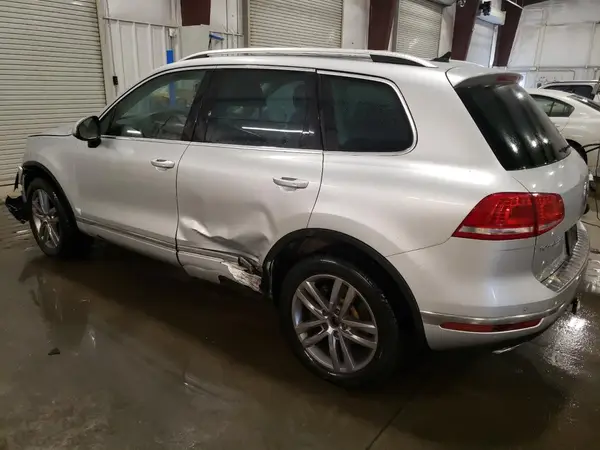 WVGEP9BP5GD005242 2016 VOLKSWAGEN TOUAREG - Image 2