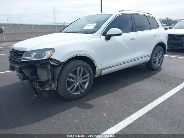 WVGEP9BP8GD003484 2016 VOLKSWAGEN TOUAREG - Image 2