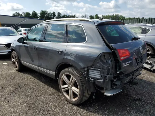 WVGEP9BP9GD005227 2016 VOLKSWAGEN TOUAREG - Image 2