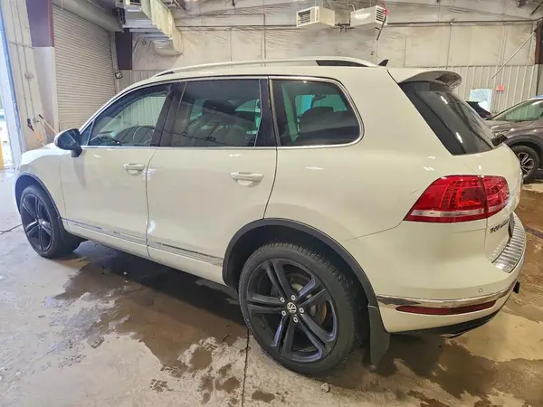WVGGF7BP0HD002279 2017 VOLKSWAGEN TOUAREG - Image 2