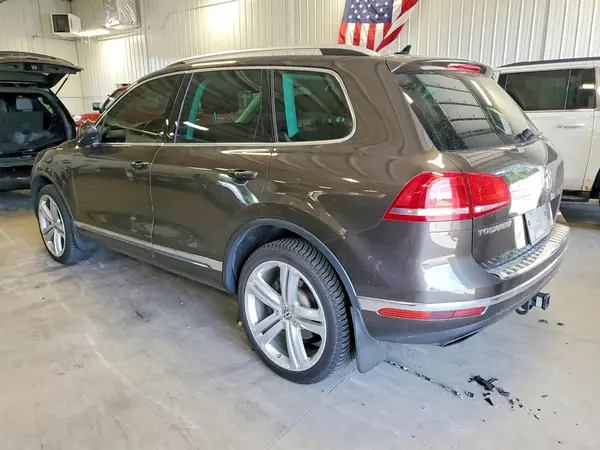 WVGGF7BP4HD002687 2017 VOLKSWAGEN TOUAREG - Image 2
