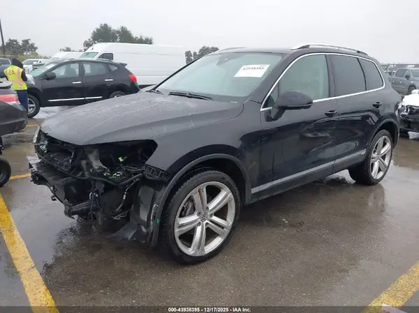 WVGGF7BPXHD001396 2017 VOLKSWAGEN TOUAREG - Image 2