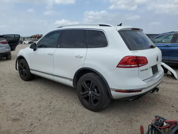 WVGRF7BP0HD003117 2017 VOLKSWAGEN TOUAREG - Image 2