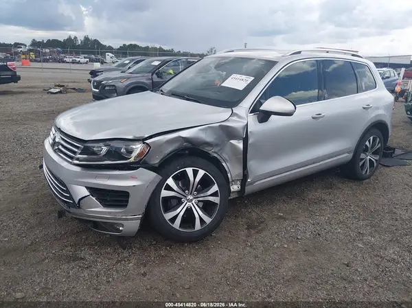 WVGRF7BP0HD004445 2017 VOLKSWAGEN TOUAREG - Image 2