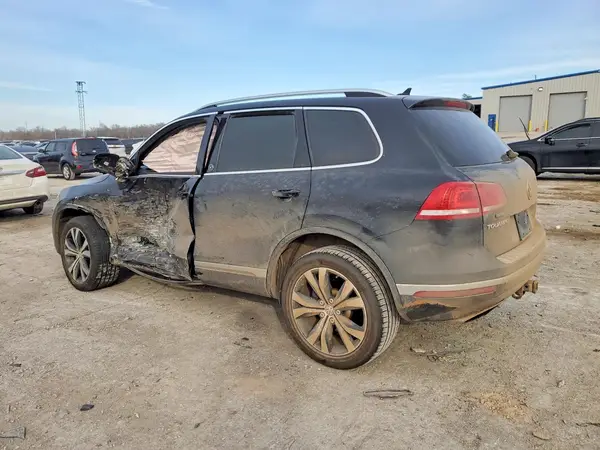 WVGRF7BP0HD005515 2017 VOLKSWAGEN TOUAREG - Image 2