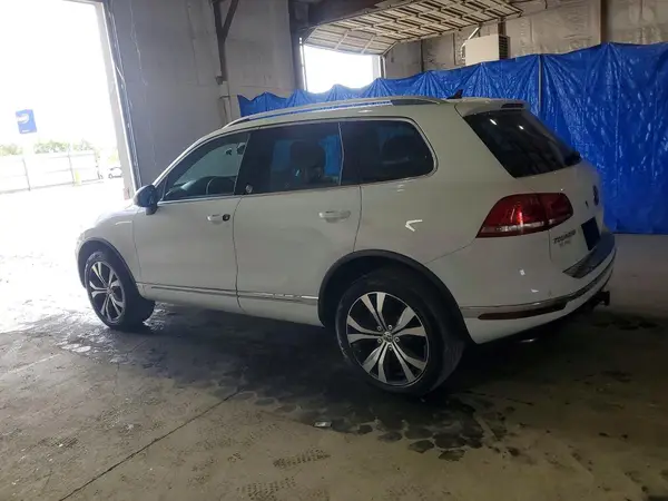 WVGRF7BP1HD000355 2017 VOLKSWAGEN TOUAREG - Image 2