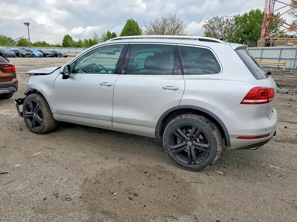 WVGRF7BP1HD000646 2017 VOLKSWAGEN TOUAREG - Image 2