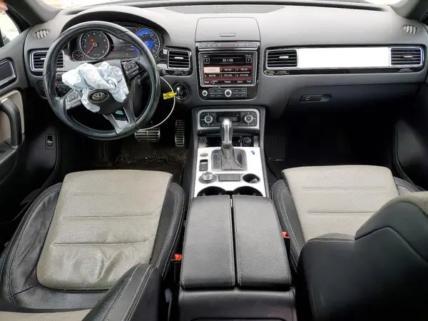 WVGRF7BP1HD000646 2017 VOLKSWAGEN TOUAREG - Image 8