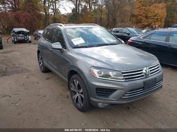 WVGRF7BP1HD000775 2017 VOLKSWAGEN TOUAREG - Image 1