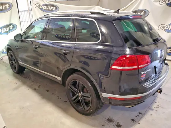 WVGRF7BP1HD001263 2017 VOLKSWAGEN TOUAREG - Image 2