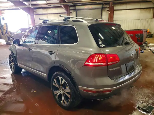 WVGRF7BP1HD002736 2017 VOLKSWAGEN TOUAREG - Image 2