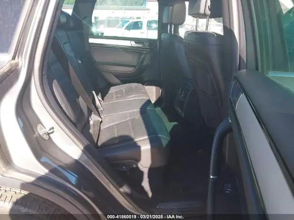 WVGRF7BP1HD004308 2017 VOLKSWAGEN TOUAREG - Image 8