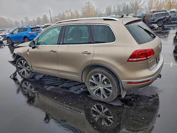 WVGRF7BP1HD005054 2017 VOLKSWAGEN TOUAREG - Image 2