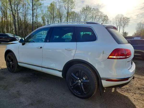 WVGRF7BP1HD005300 2017 VOLKSWAGEN TOUAREG - Image 2