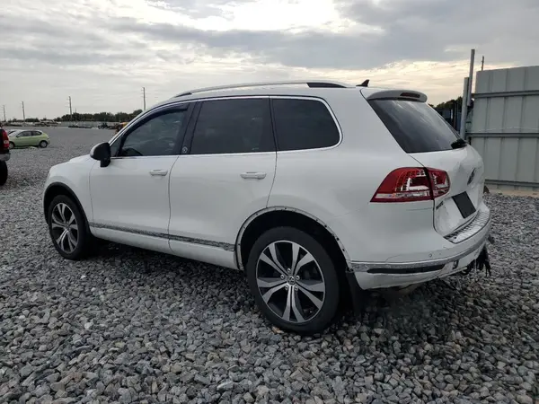 WVGRF7BP1HD005538 2017 VOLKSWAGEN TOUAREG - Image 2