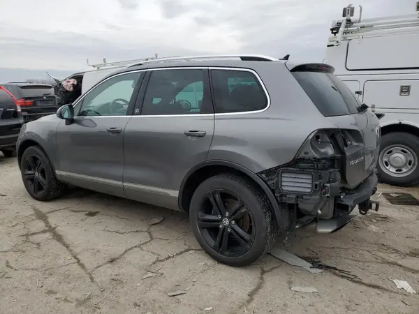 WVGRF7BP1HD005622 2017 VOLKSWAGEN TOUAREG - Image 2