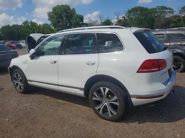 WVGRF7BP1HD006060 2017 VOLKSWAGEN TOUAREG - Image 2