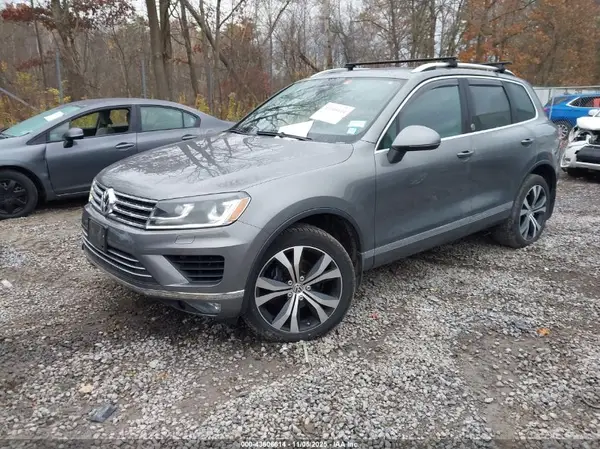 WVGRF7BP2HD000767 2017 VOLKSWAGEN TOUAREG - Image 2