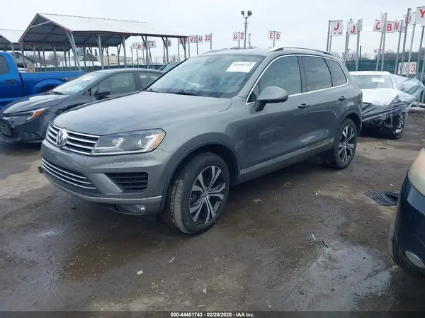 WVGRF7BP2HD000879 2017 VOLKSWAGEN TOUAREG - Image 2