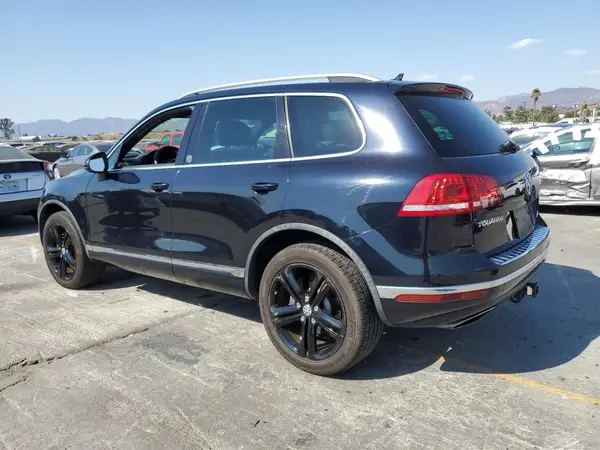 WVGRF7BP2HD001661 2017 VOLKSWAGEN TOUAREG - Image 2