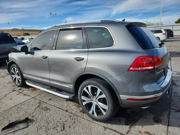 WVGRF7BP2HD001871 2017 VOLKSWAGEN TOUAREG - Image 2