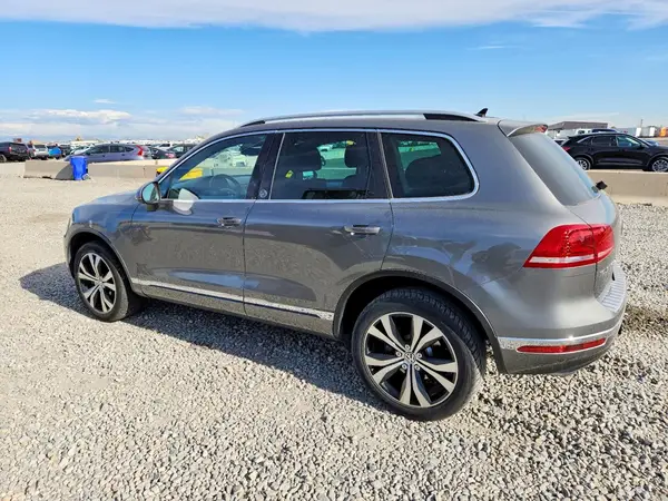 WVGRF7BP2HD003183 2017 VOLKSWAGEN TOUAREG - Image 2