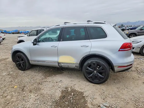 WVGRF7BP2HD003426 2017 VOLKSWAGEN TOUAREG - Image 2