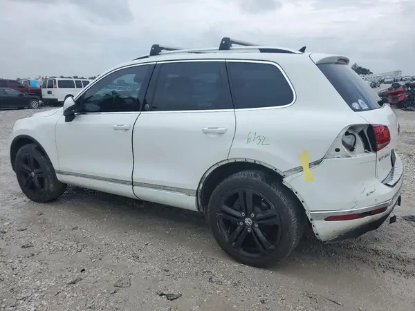 WVGRF7BP2HD004883 2017 VOLKSWAGEN TOUAREG - Image 2