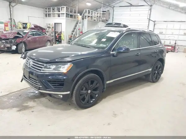 WVGRF7BP2HD005662 2017 VOLKSWAGEN TOUAREG - Image 2