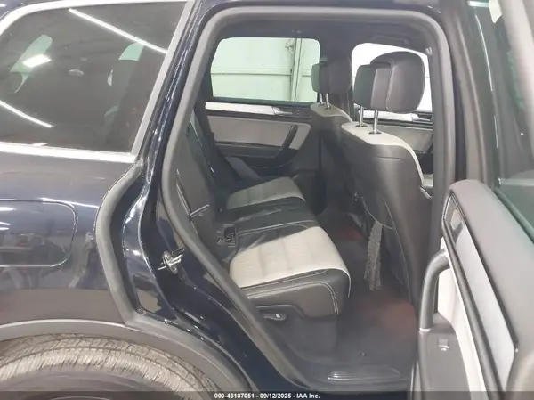 WVGRF7BP2HD005662 2017 VOLKSWAGEN TOUAREG - Image 8