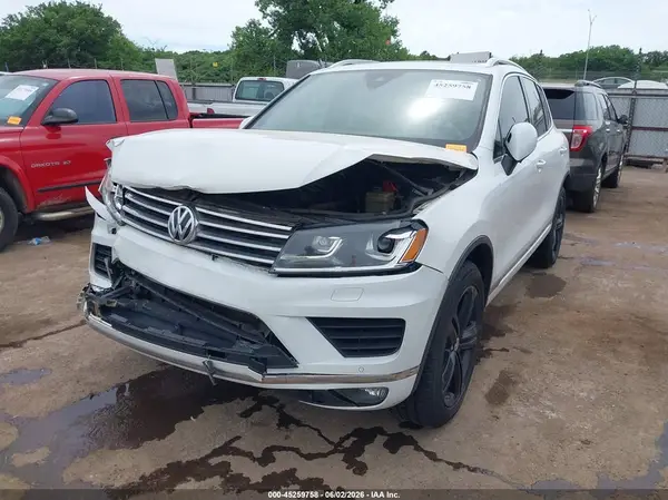 WVGRF7BP2HD006276 2017 VOLKSWAGEN TOUAREG - Image 2