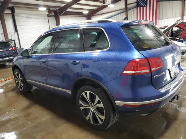 WVGRF7BP3HD000826 2017 VOLKSWAGEN TOUAREG - Image 2