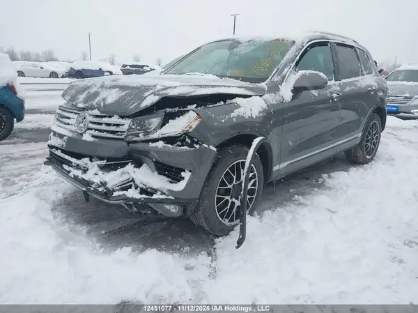WVGRF7BP3HD001281 2017 VOLKSWAGEN TOUAREG - Image 2