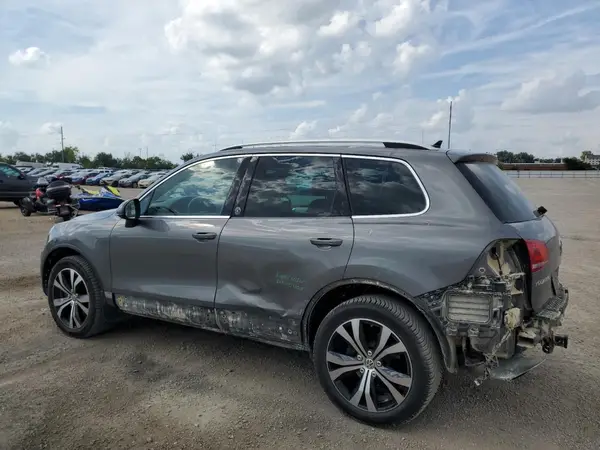 WVGRF7BP3HD002656 2017 VOLKSWAGEN TOUAREG - Image 2