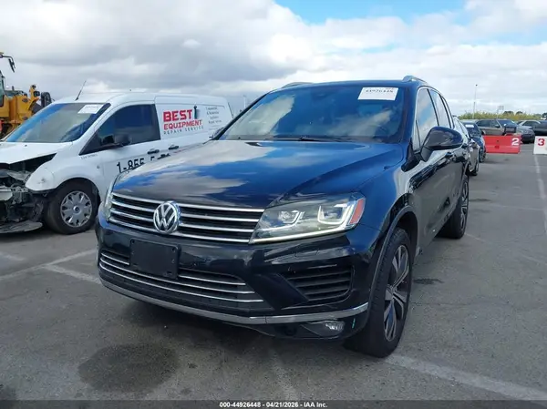 WVGRF7BP3HD002785 2017 VOLKSWAGEN TOUAREG - Image 2