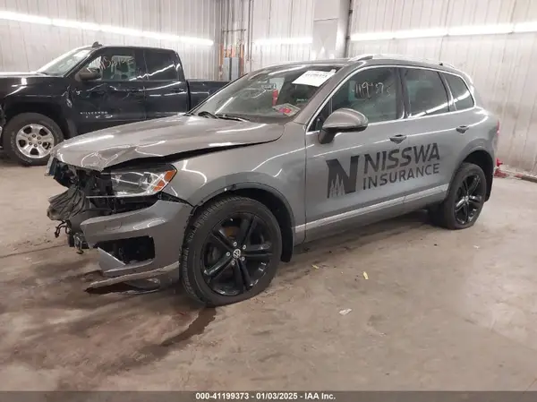 WVGRF7BP3HD003094 2017 VOLKSWAGEN TOUAREG - Image 2