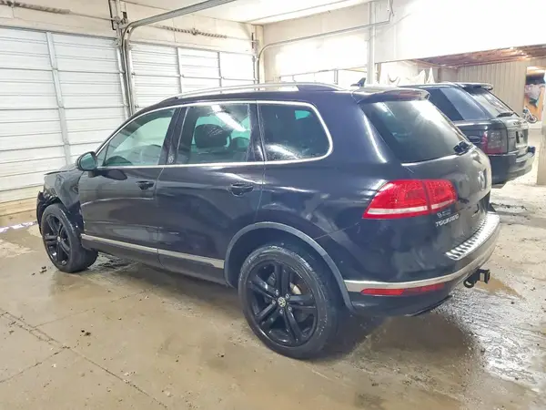 WVGRF7BP3HD003967 2017 VOLKSWAGEN TOUAREG - Image 2