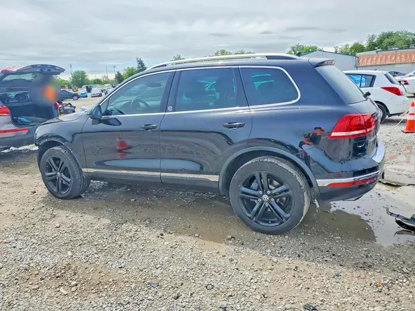 WVGRF7BP3HD004584 2017 VOLKSWAGEN TOUAREG - Image 2