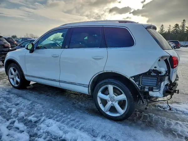 WVGRF7BP4HD001015 2017 VOLKSWAGEN TOUAREG - Image 2