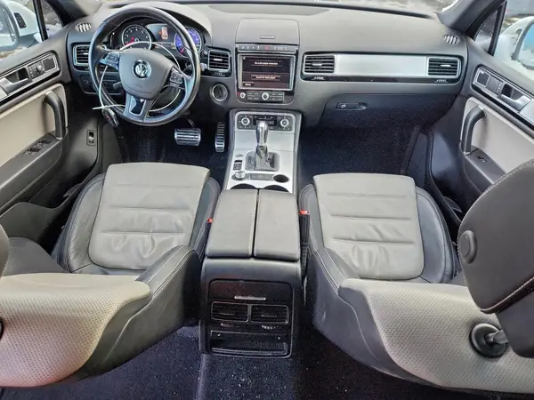 WVGRF7BP4HD001015 2017 VOLKSWAGEN TOUAREG - Image 8