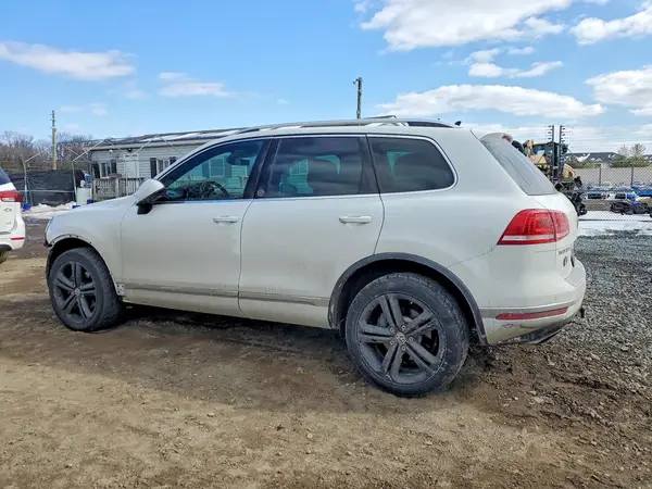 WVGRF7BP4HD001676 2017 VOLKSWAGEN TOUAREG - Image 2