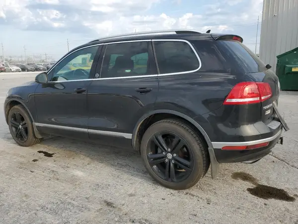 WVGRF7BP4HD002570 2017 VOLKSWAGEN TOUAREG - Image 2
