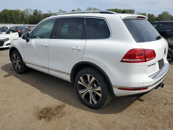 WVGRF7BP4HD003413 2017 VOLKSWAGEN TOUAREG - Image 2